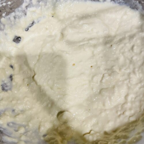 ２　柔らかくしたクリームチーズ、ステビアヘルス、レモン汁を加えてなめらかになるまで混ぜてこす(豆腐クリーム)。