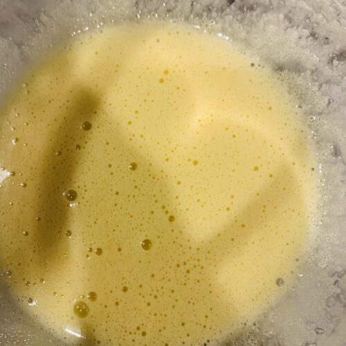 ①　ボウルに溶き卵、ステビアヘルスホワイトを入れてよく混ぜ、ココナッツオイルを加えてさらに混ぜる。