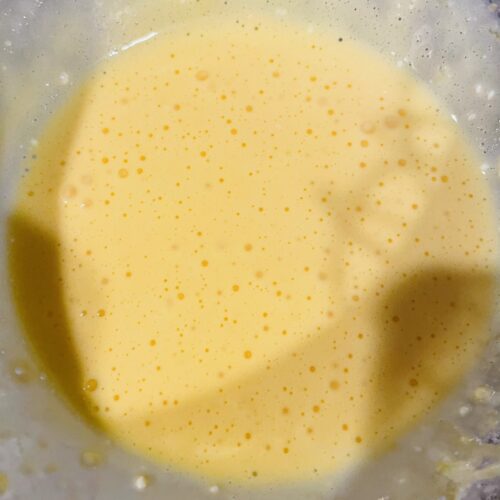２　別のボウルに卵黄、クリームチーズ、ベーキングパウダーを入れ、よく混ぜる。２