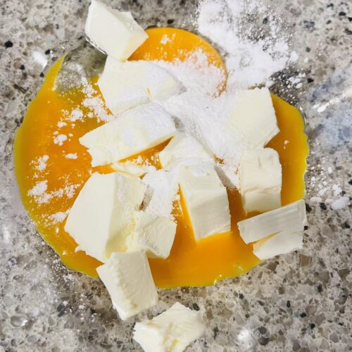 ２　別のボウルに卵黄、クリームチーズ、ベーキングパウダーを入れ、よく混ぜる。