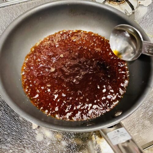 6　【カラメルソース】小鍋にステビアヘルスブラウン大さじ3、お湯100mlを入れて混ぜてから中火で熱し、茶色くなるまでしっかり煮詰め水分を飛ばす。２