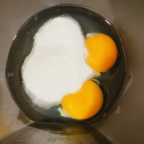 3　別のボウルに卵2個を割り入れて混ぜ、ステビアヘルスホワイト30gを加えて混ぜる。