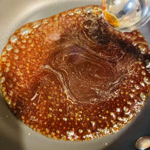 １　沸騰したお湯50mlにステビアヘルスブラウン大さじ3を加え混ぜる。