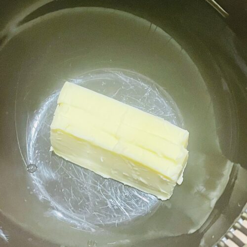 １　バター40gをレンジ600wで30～40秒加熱する。