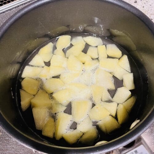 鍋に４のりんご、ステビアヘルスホワイト大さじ2、水100㏄を入れ、混ぜながら熱する。沸騰したら弱火にし、10分煮る。