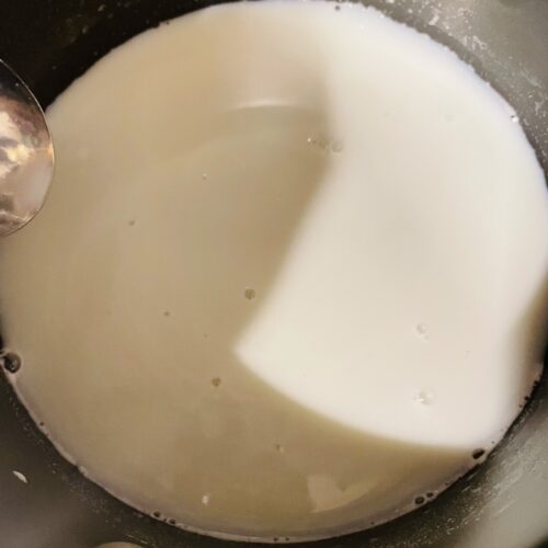 鍋に牛乳、ステビアヘルスホワイトを入れ、混ぜながら弱火で熱し、鍋周りに小さな泡が出てきたら、火からおろす。
